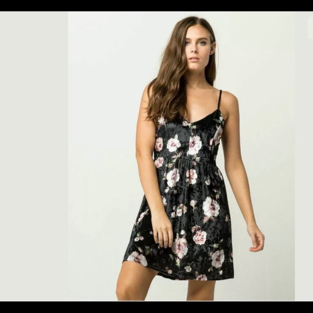 🌸IVY & MAIN VELVET FLORAL MINI🌸